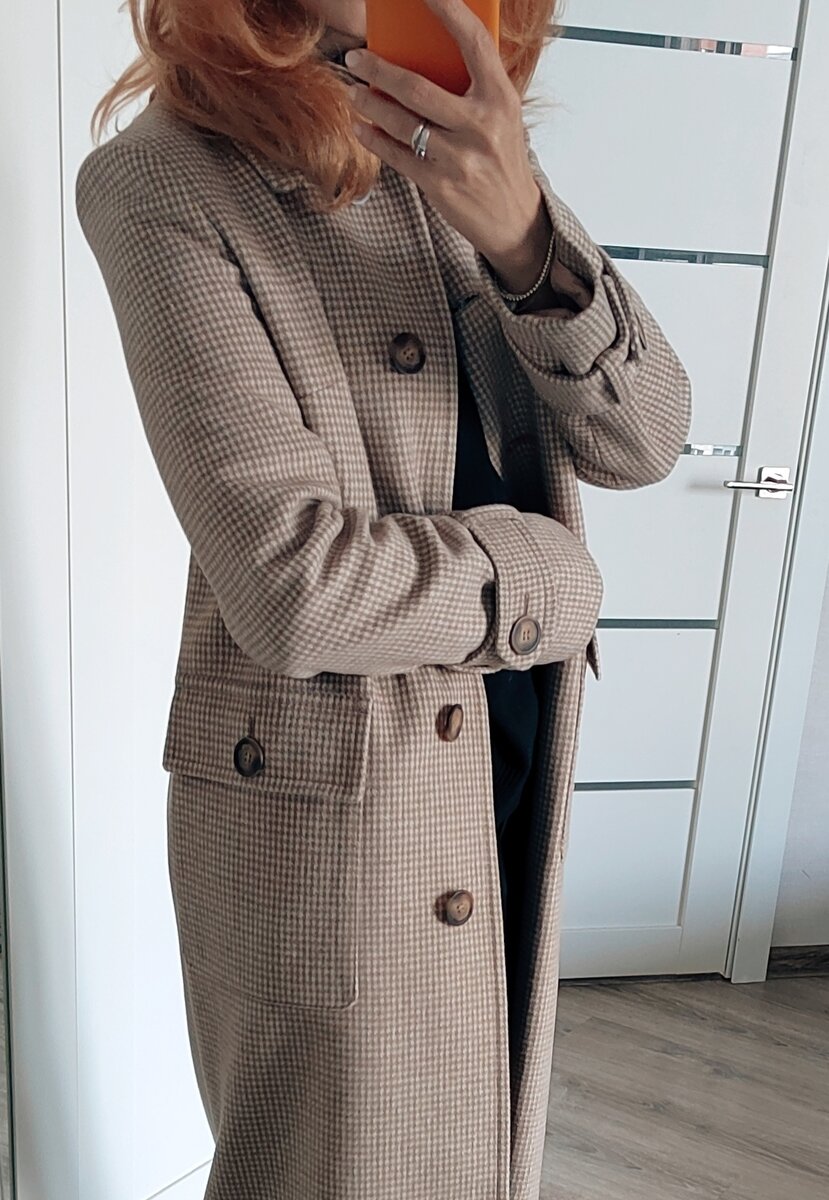 Это пальто из премиальной шерстяной ткани в составе которой 70% шерсти и 30% искусственных волокон. Обратите внимание, как красиво смотрятся глубокие накладные карманы с клапанами.