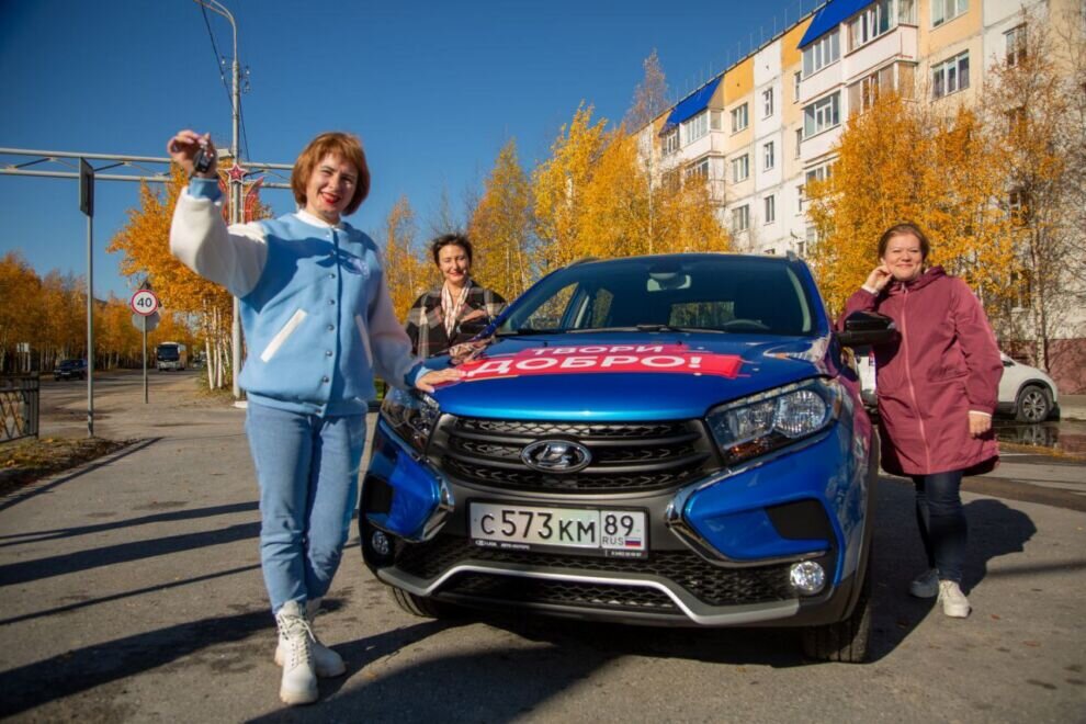    Губернатор Дмитрий Артюхов подарил организации «Семья Ямала» автомобиль