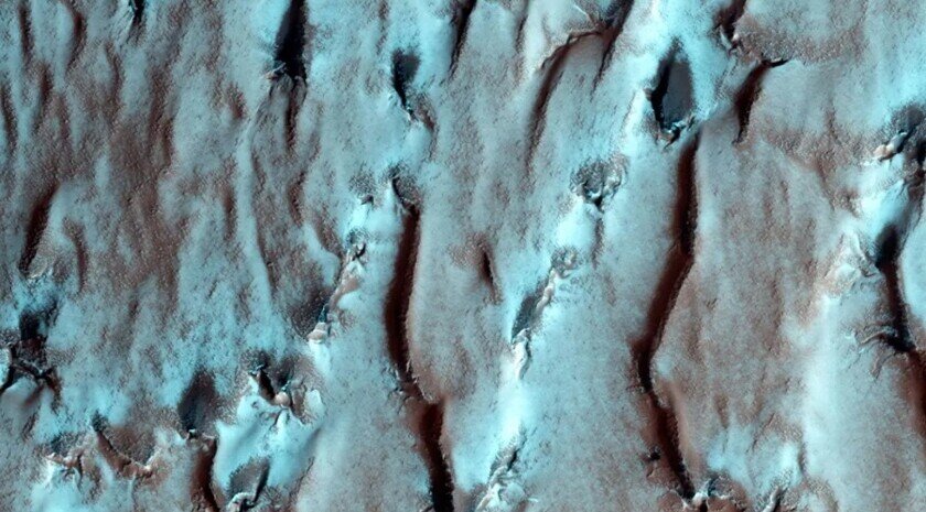    Изображение, сделанное космическим аппаратом Mars Reconnaissance Orbiter, показывает слои льда вблизи южного полюса Красной планеты. Фото: NASA/JPL-Caltech/University of Arizona