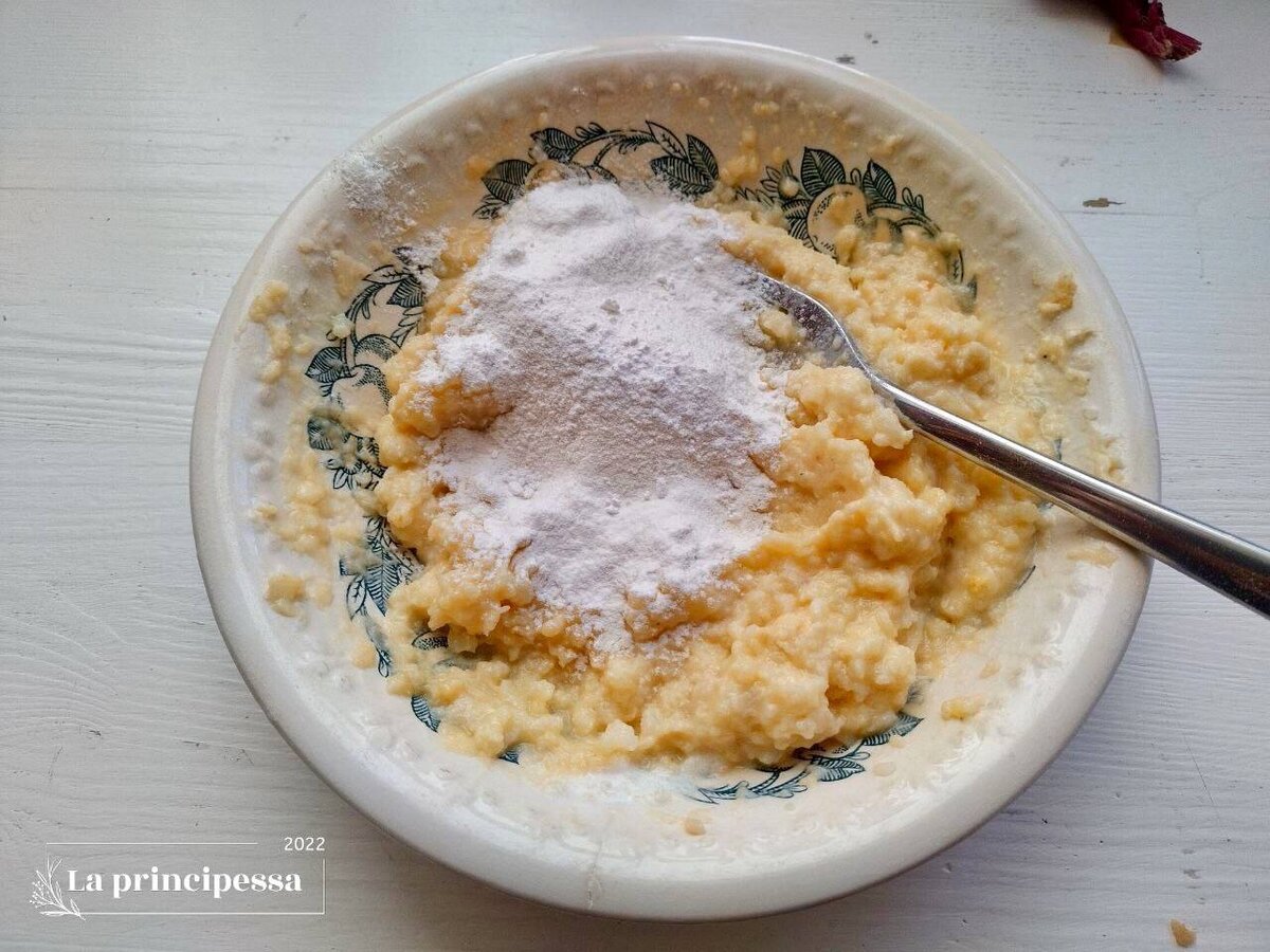 муку, специи и разрыхлитель, перемешать, чтобы получилось однородное тесто