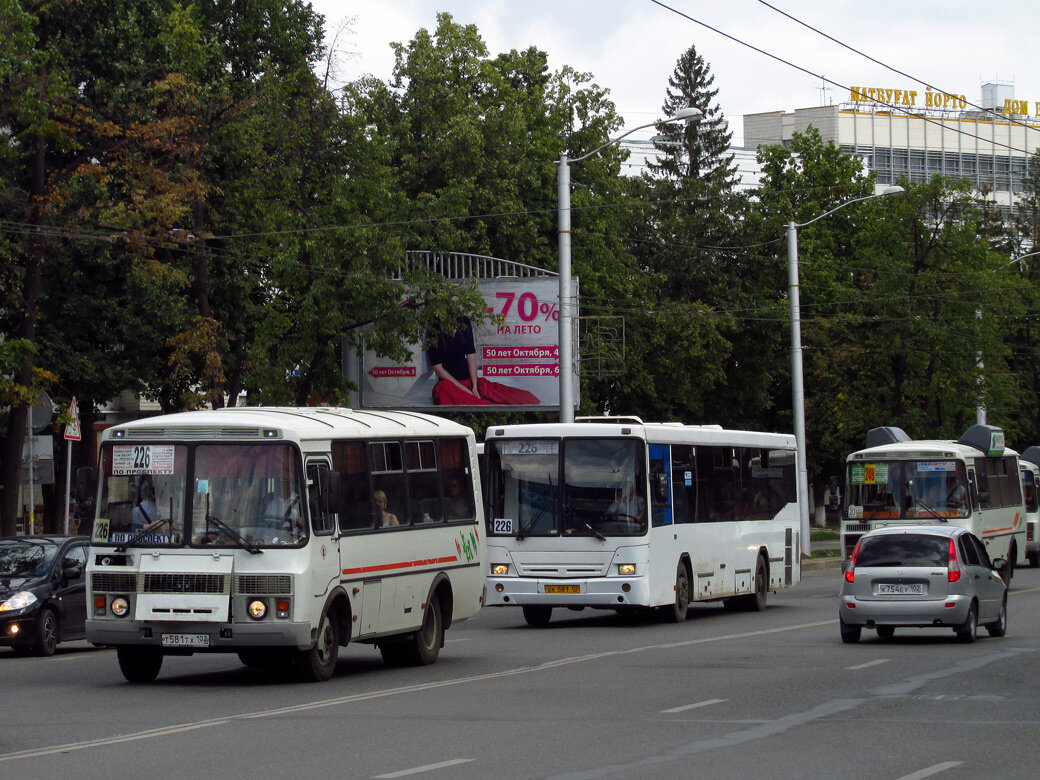 Два автобуса двух разных перевозчиков на одном из популярных маршрутов Уфы. Автор фото: Сэм. Источник — fotobus.msk.ru