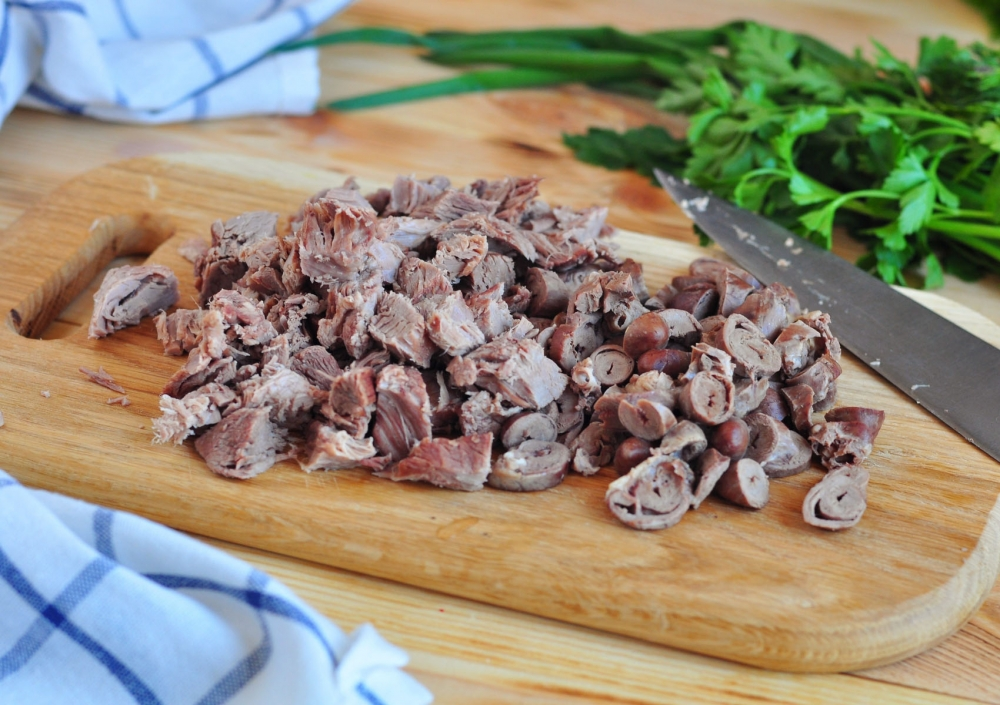 Солянка с колбасой и солеными огурцами - простой рецепт с пошаговыми фото