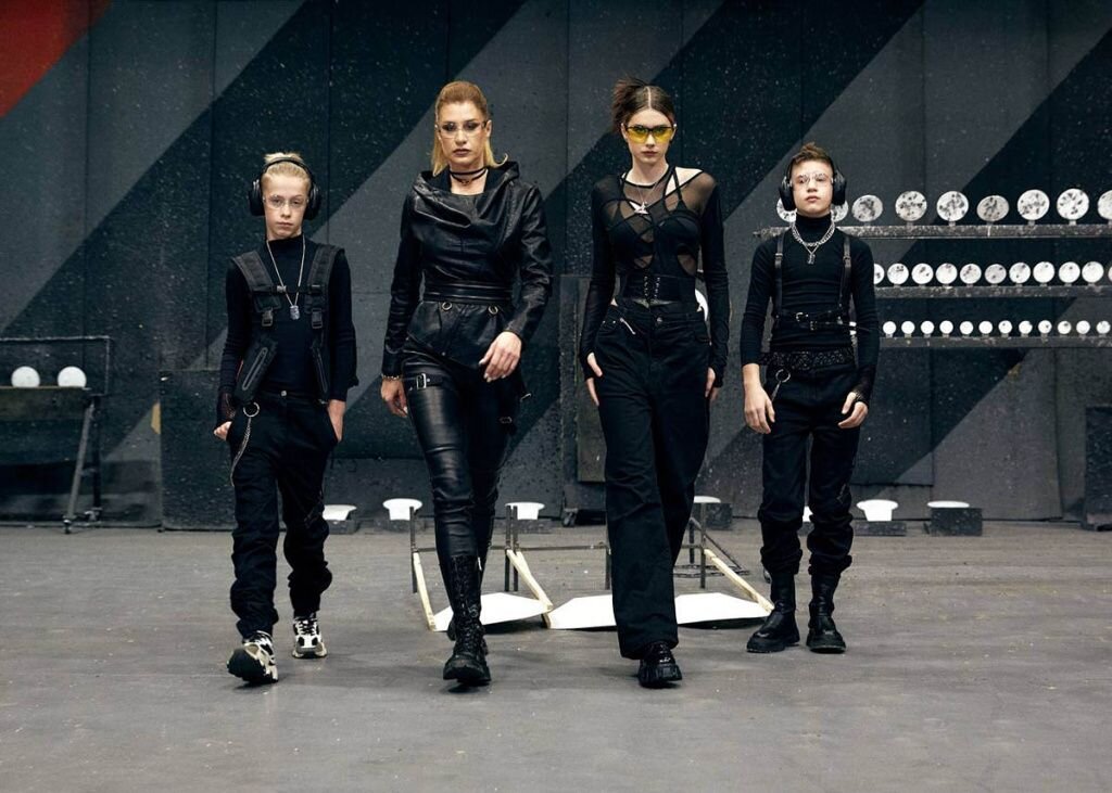 Алсу Коплова и старшая дочь София, сыновья Самсон и Савелий