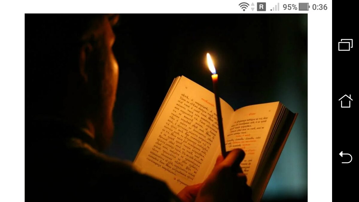 Что надо читать вечером. Молитвы. Человек молится. Вечернее чтение. Чтение молитвы.