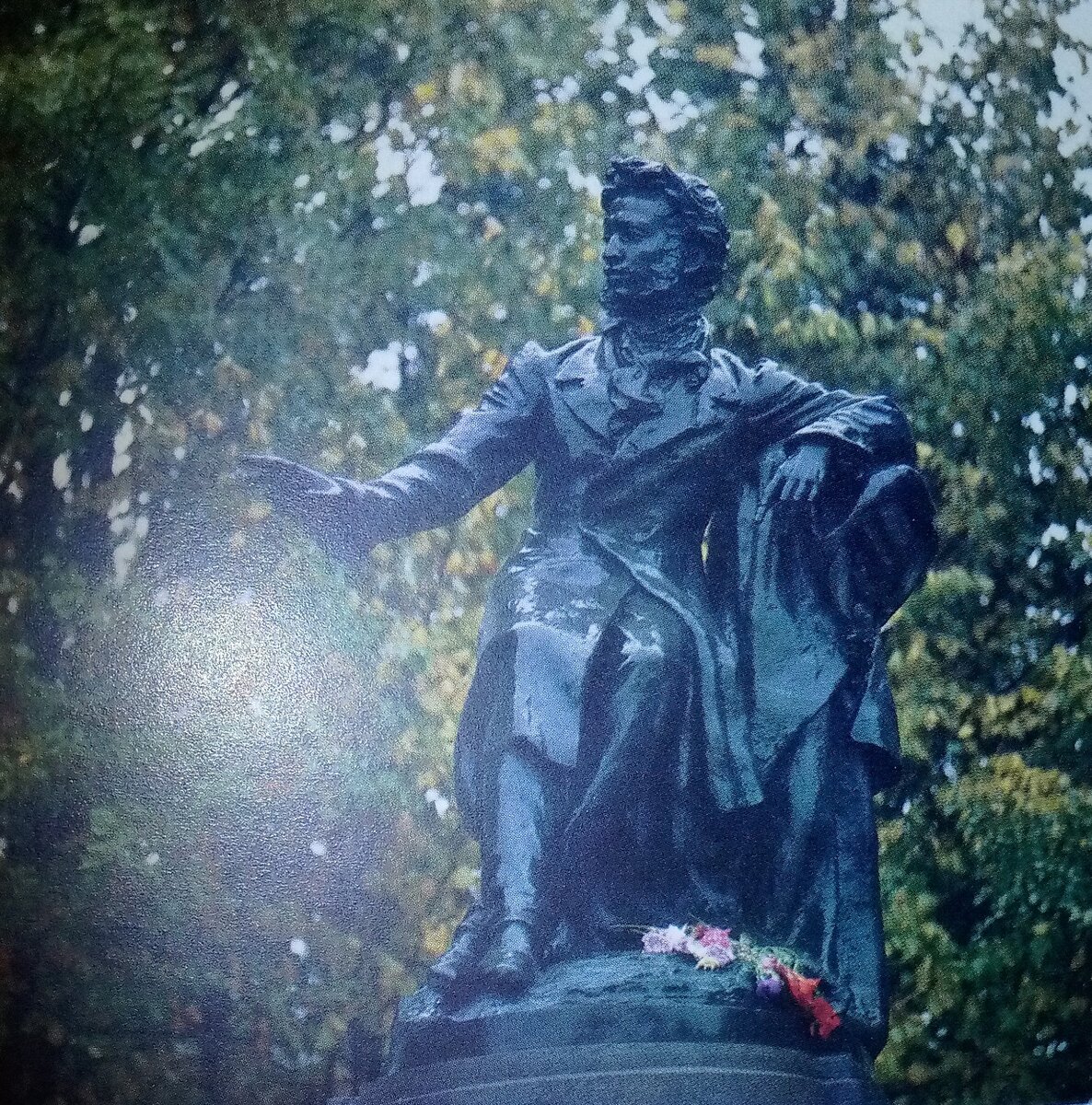 Памятник Пушкину в Михайловском.