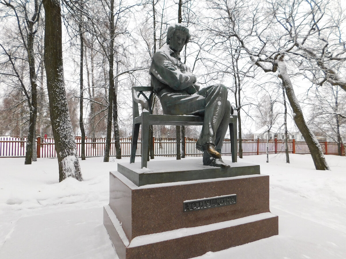 Памятник Пушкину в Болдино. Это к нему прежде всего я отправилась, заплатив 37 000 рублей за путёвку. Фото автора.