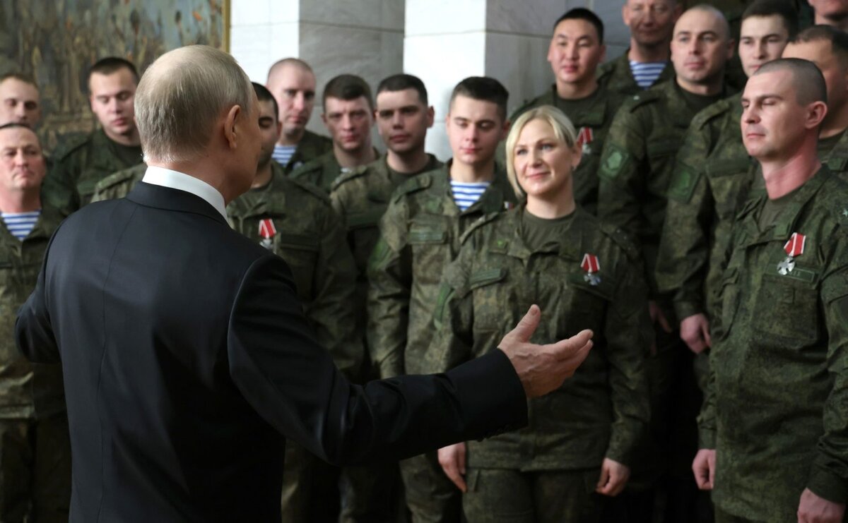 Новогоднее поздравление Путина с военными на заднем плане собрало ...