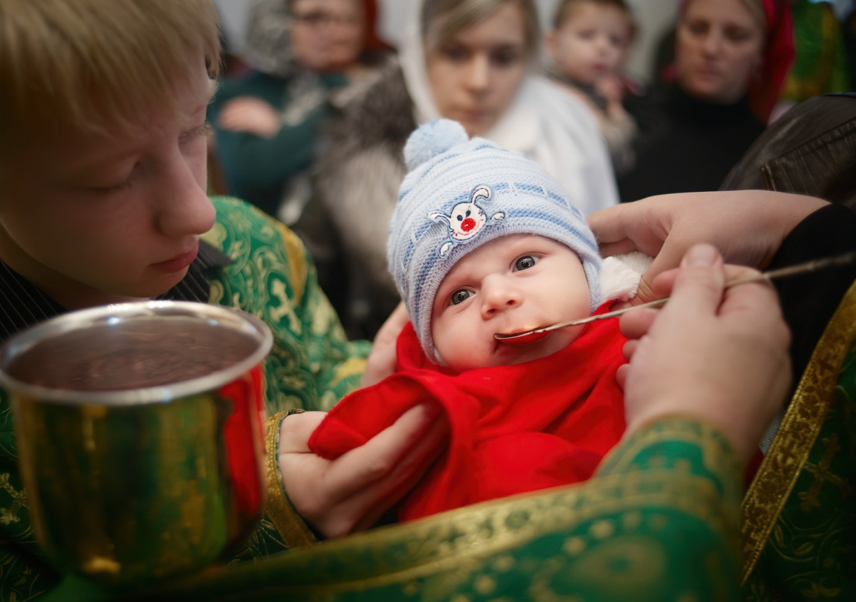 Младенец возраст в православии. Дети в храме. Дети причащаются в храме. Причастие в храме. Таинство причастия младенцев.