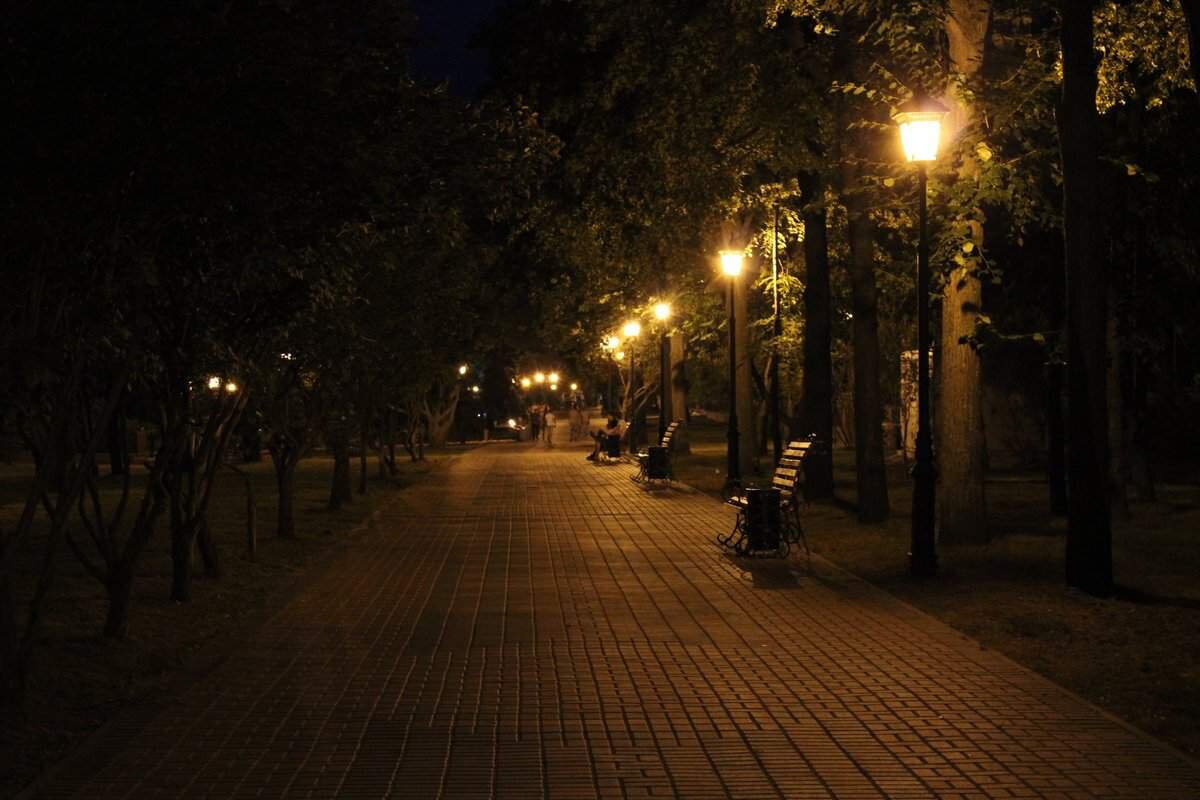 7 вечера на улице. Парк вечером. Парк ночью. Аллея ночью. Улица вечером без людей.