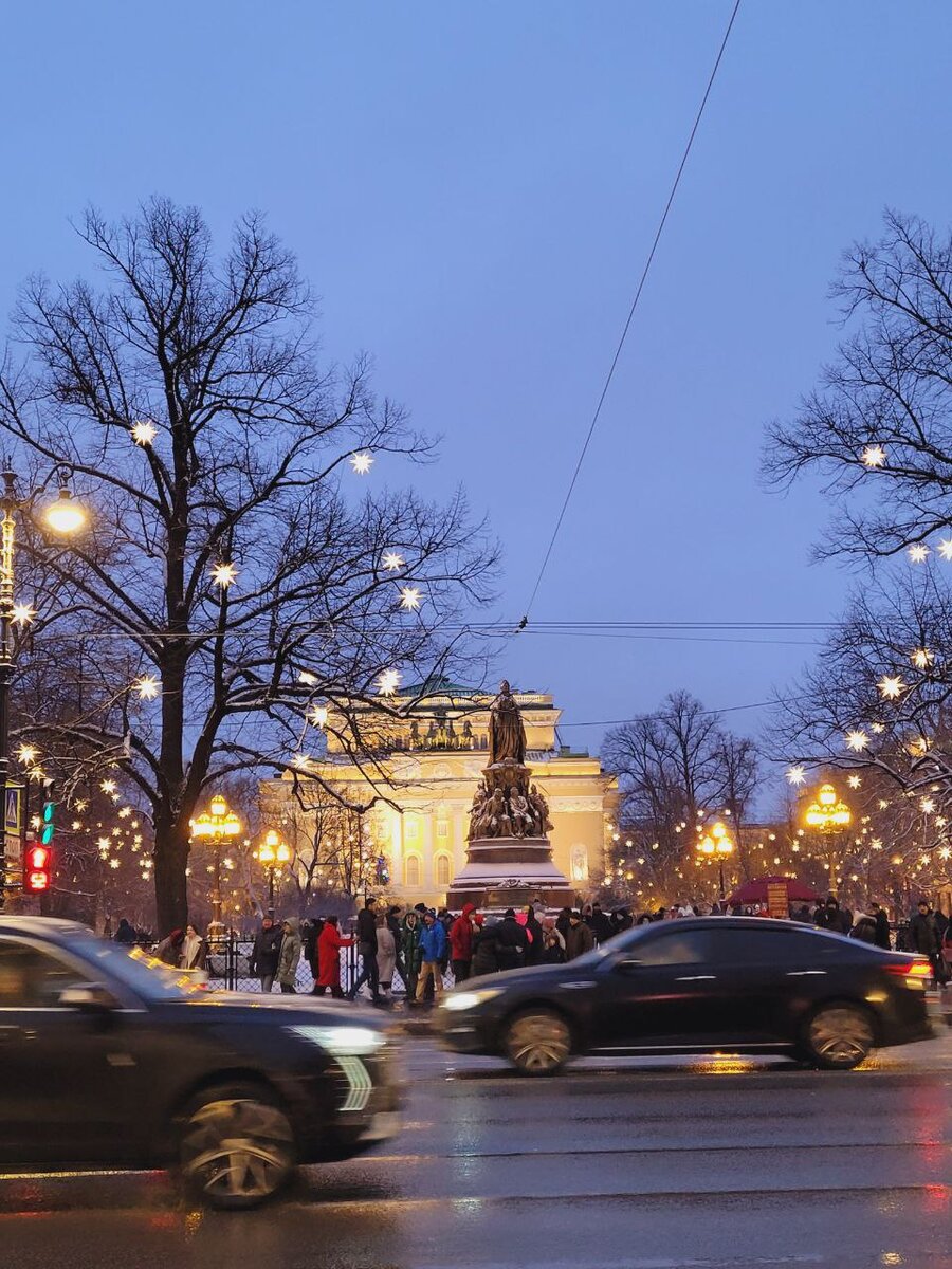 Памятник Екатерине II перед Александринским театром. Императрица смотрит на Малую Садовую улицу 😊 (Фото автора)