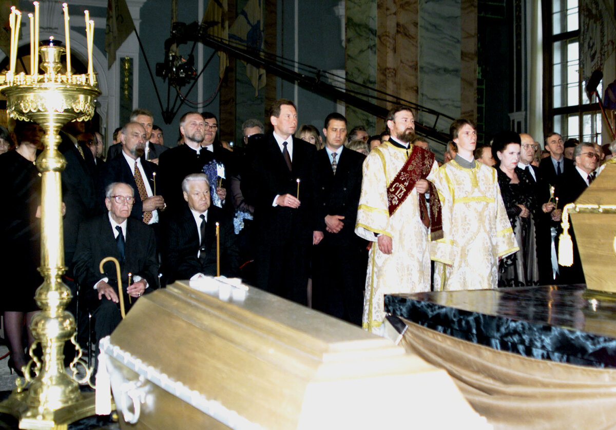 Президент России Борис Ельцин на церемонии захоронения останоков царской семьи