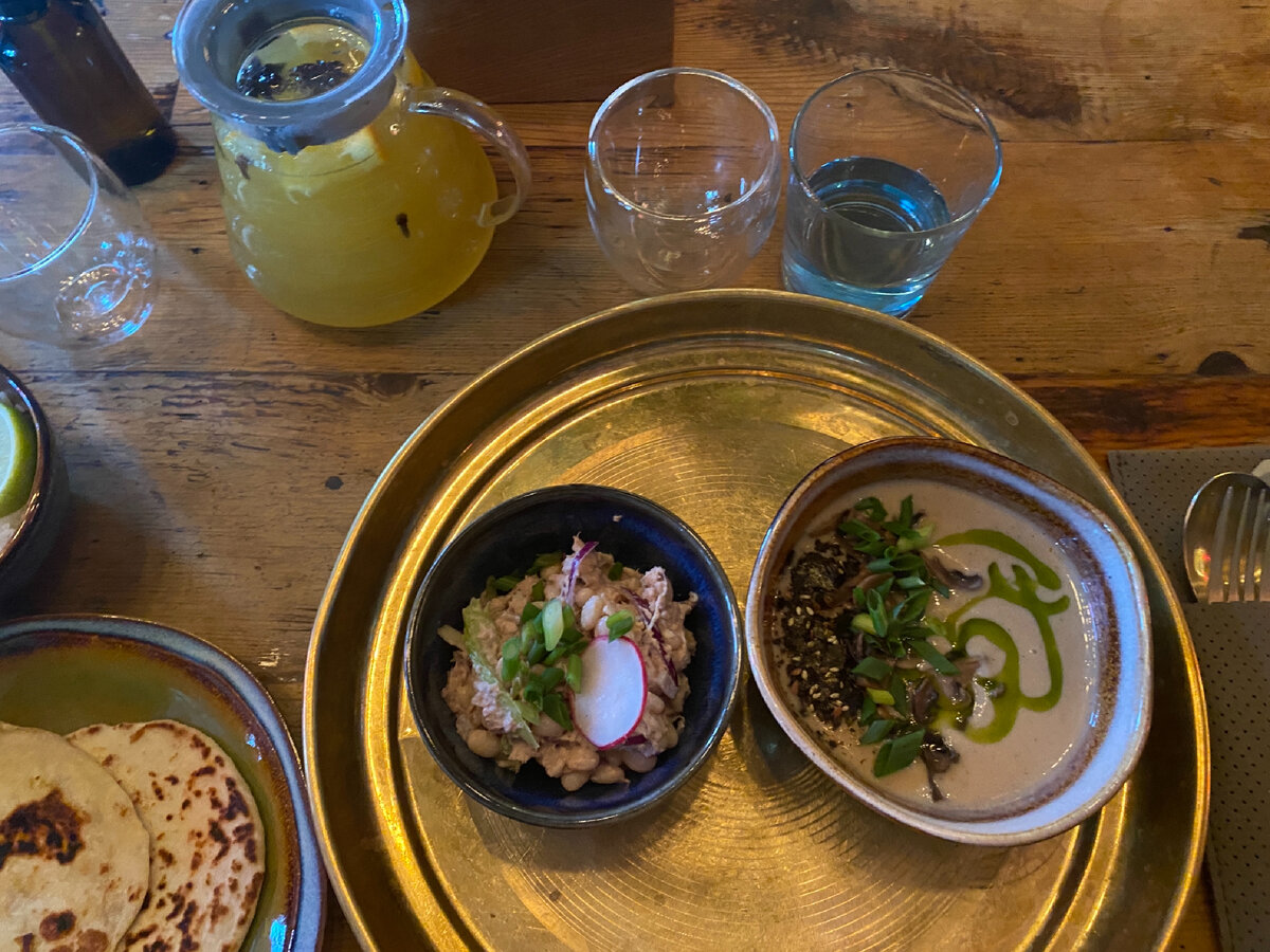 Фото автора. Лепешки роти можно разглядеть в левом нижнем углу ))