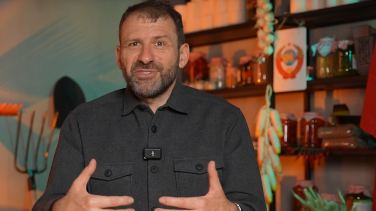     Предприниматель Игорь Рыбаков на своём ютуб-канале рассказал, чем ситуация с «валютными качелями» может грозить стране.