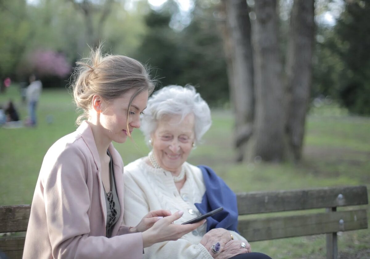 Отсутствие эмоциональной поддержки и понимания со стороны матери также может привести к полному отторжению. 