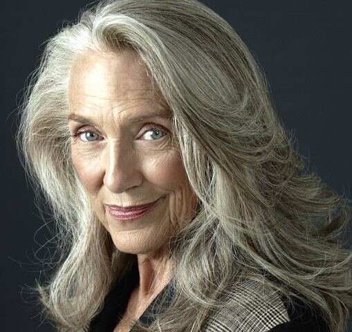 Немолодая дама с распущенными волосами