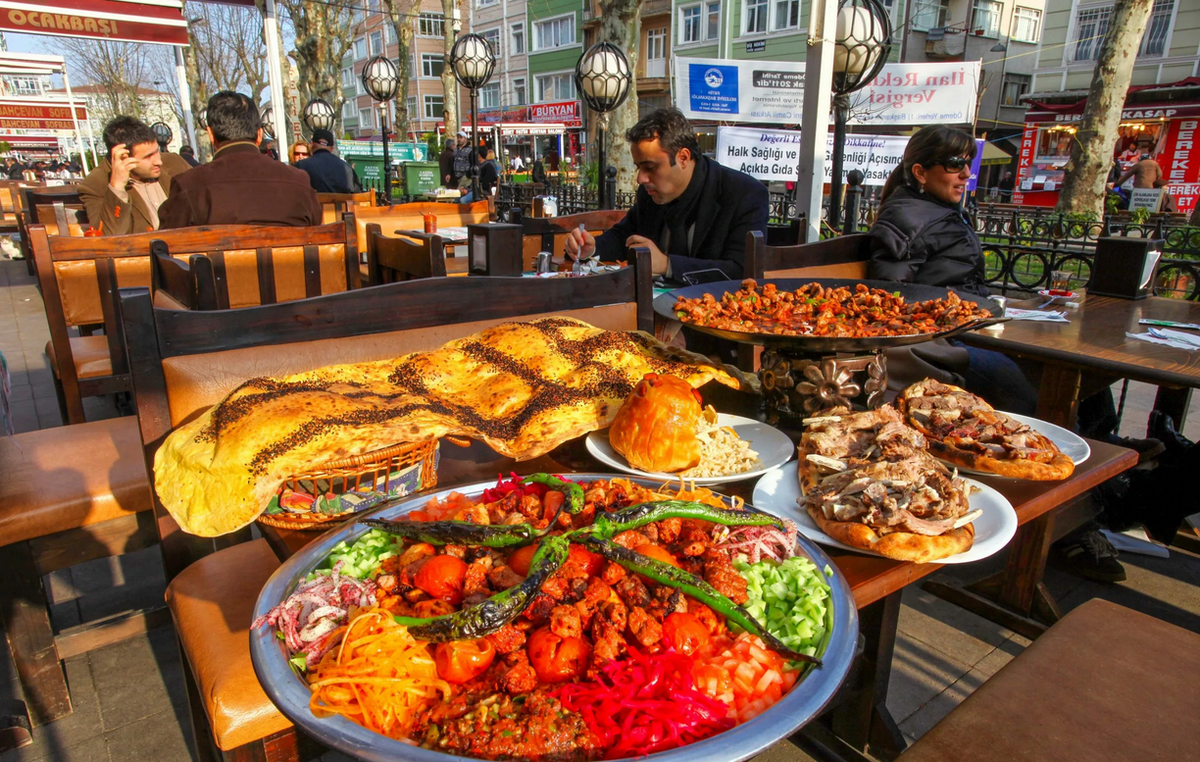 Где поесть в стамбуле вкусно и недорого. Турецкий кебаб в Стамбуле. Турецкая кухня Истанбул. Турецкая уличная еда в Стамбуле. Кафе блюдо турецкое.