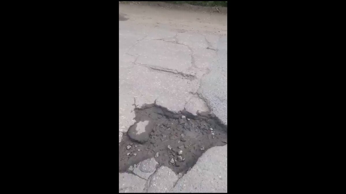     Местные жители вынуждены тратить деньги на ремонт автомобилей.