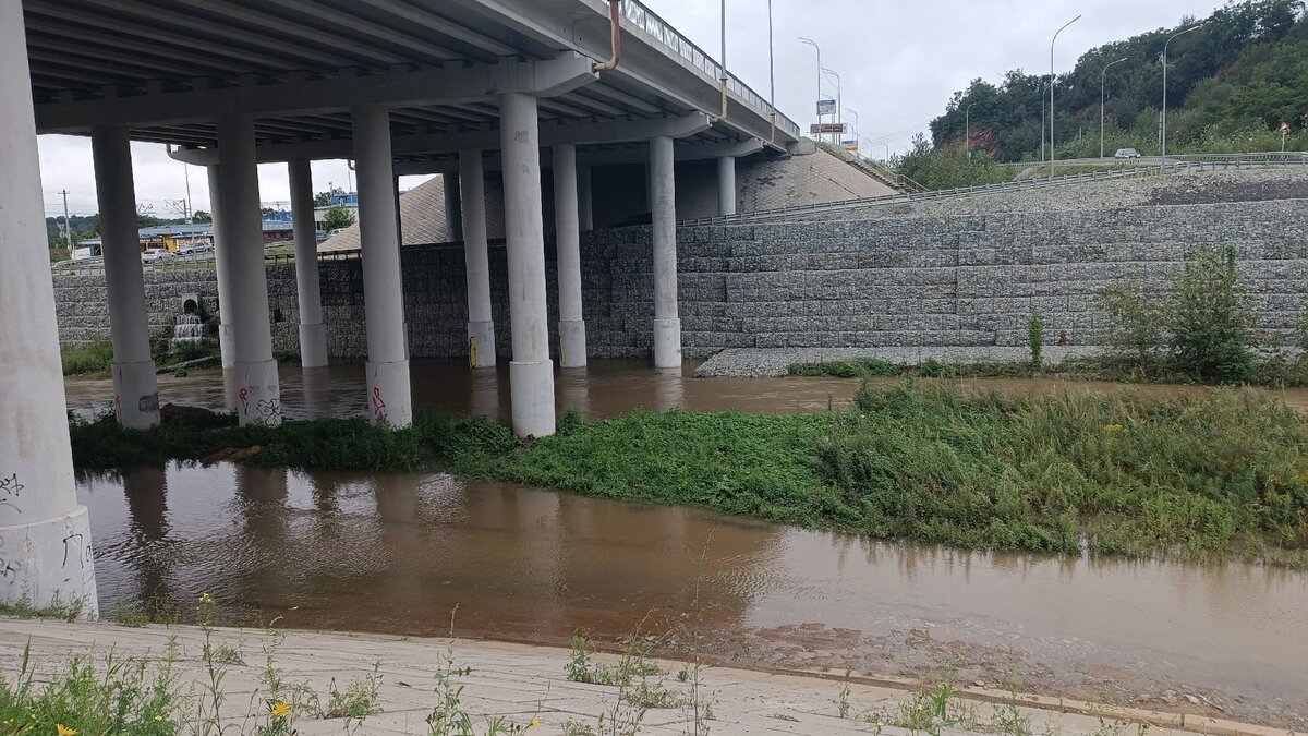     В реках Кулешовка и Спасовка продолжает прибывать вода. Жителей окрестных домов просят подготовиться к возможной эвакуации.