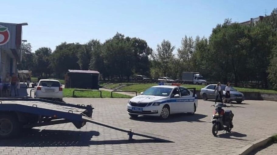     В Саяногорске 15-летний подросток купил сам себе питбайк и приехал на нем на общешкольную линейку. Вот только его тут же отстранили от управления.