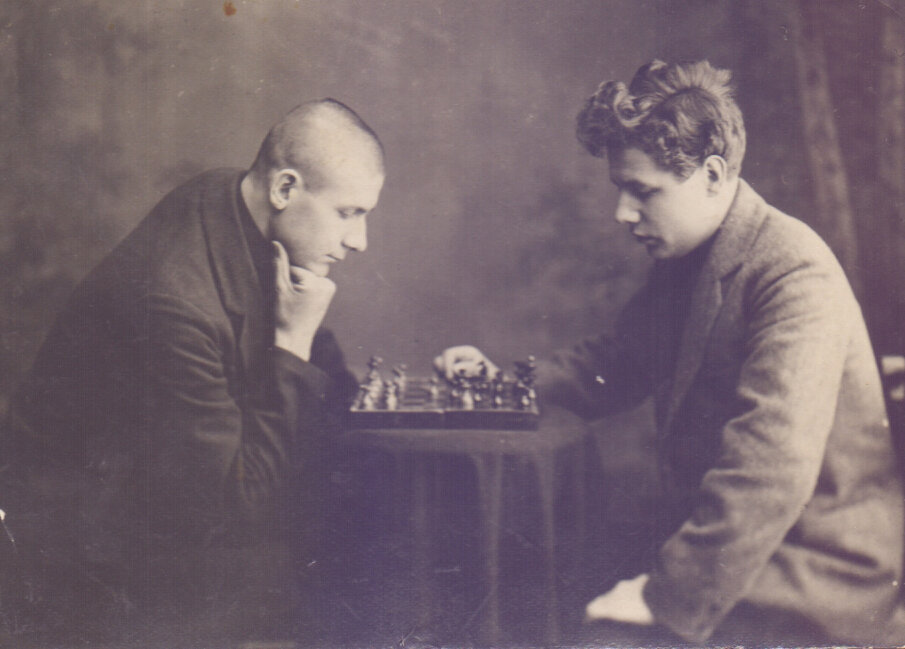 За игрой в шахматы. Романов А.М. (справа) с другом Бородиновым Н.П., г. Ветлуга, январь 1928 года