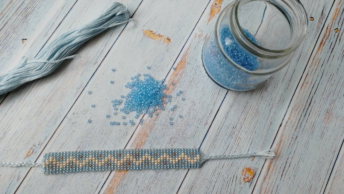 Простой браслет из бисера.