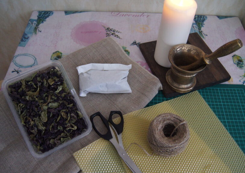 Берём всё необходимое для изготовления свечей ручной работы.