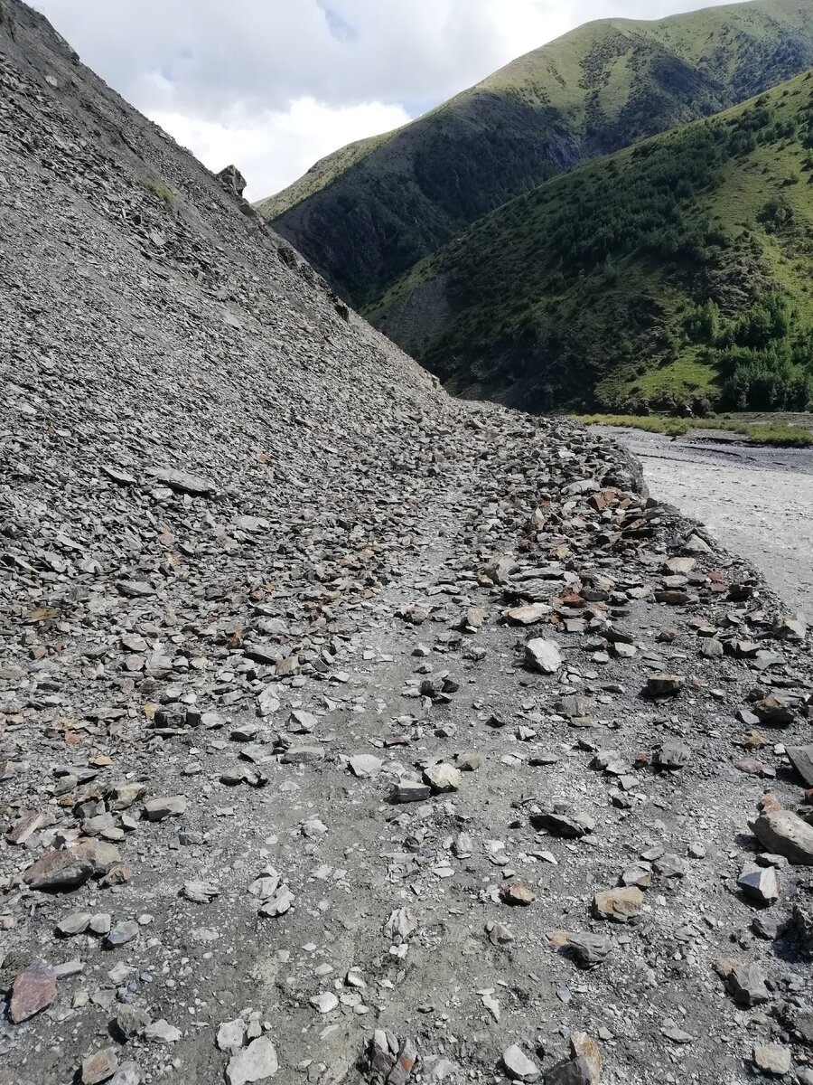 Как мы в отпуск ходили пешком! Не за долго до случившегося я ездила со своим ребёнком на море в Краснодарский край на своей машине. Дорога далась мне тяжело, за рулём проехав более 1300км. Отдохну мы с сыном приняли решение возвращаться на автобусе и оставили машину у родственников.Верувшись в горы домой начался сезон дождей. У нас подходило время к семейному отпуску.Дороги смыло и завалило камнями.. Идти оставалось только пешком. Собрав вещи в рюкзаки мы выдвинулись в сторону где есть догога, чтобы нас забрали. Как же хорошо, что машина осталась не в горах,проехать на ней небыло вообще варианта. Приодолев пешком 7 км дороги  с чемоданами на перевес нас наконец-то забрали. На протяжении ещё 50 км дорога была в ужасном состоянии, стихия её просто стёрла с лица земли. Всю дорогу было чувство страха.. (не дай Бог на пути будет встречный транспорт, ведь на дороге одна легковушка помещалась с трудом..) останавливаться было нельзя, везде летели камни.. Вот это приключения, целый квэст "как выбраться из гор в цивилизацию" Но мы молодцы с этим справились, хоть и было на пути множество преград. И отпуск провели на своей машине. Как знала что её нужно было оставить! 