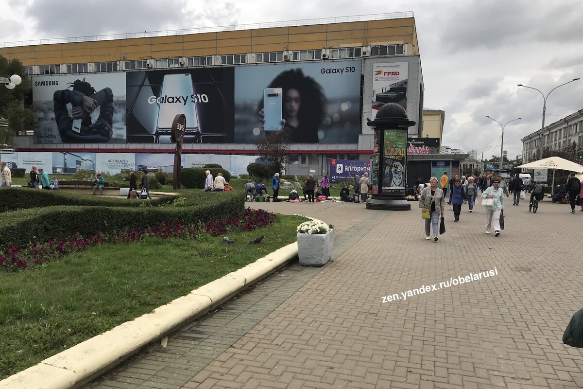 Такие стихийные рынки изредка возникают там, где многолюдно.