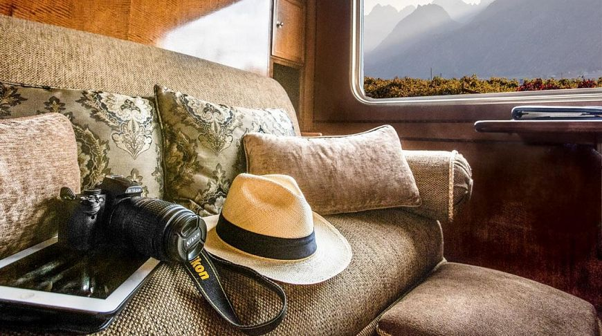 Слово «поезд» у выходцев из стран СНГ чаще всего ассоциируется с грязными вагонами, проводницей с начесом и ужасными туалетами. К вашим услугам вагоны-спа, личный дворецкий, шикарные рестораны и настоящие апартаменты на колесах