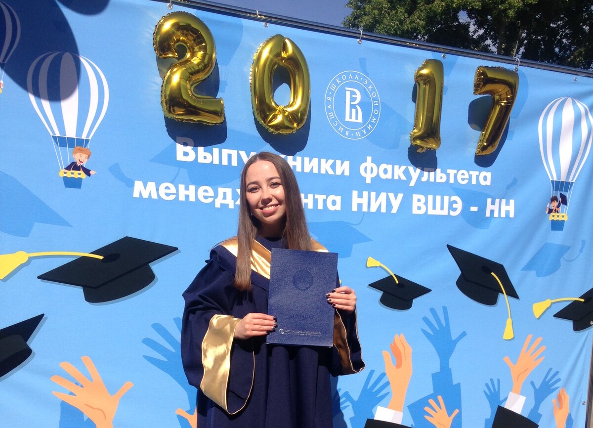 Стою счастливая на выпускном :)