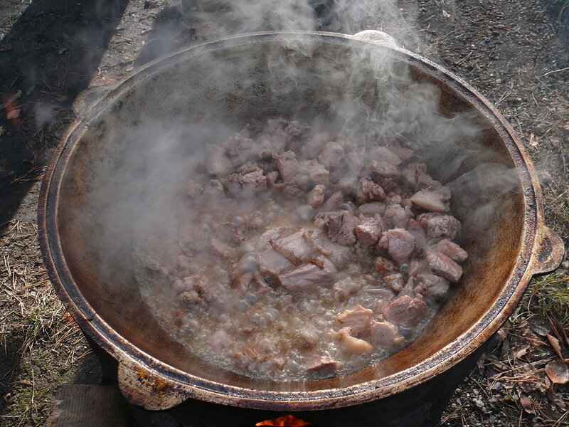 Пошаговый рецепт плова на костре. Казан на костре. Казан для варки мяса. Блюда из казана на костре. Мясо в казане.