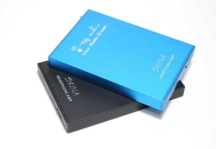 Внешний вид малогабаритного усилителя впечатляет, полностью алюминиевый корпус, помещается в ладони, если подключить к источнику мягким кабелем, получится удобный в эксплуатации сэндвич.