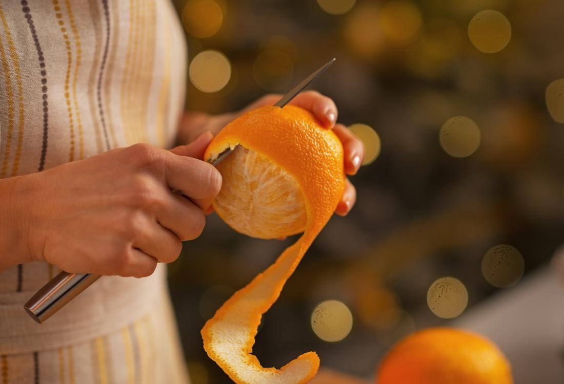 Кожура мандаринов апельсинов. Мандарин очищенный. Кожура апельсина. Апельсиновая корка. Мандариновые корки.