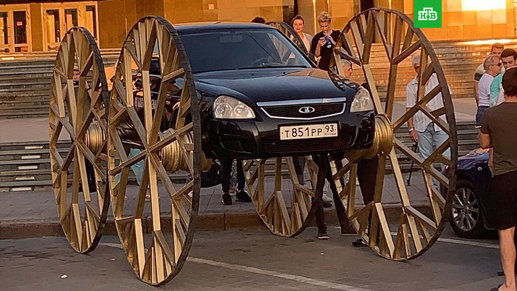Машина на огромных дисках