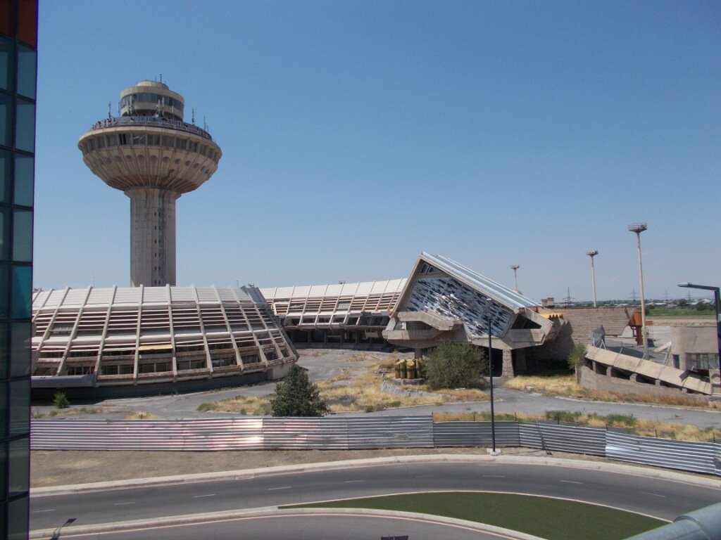 Аэропорт звартноц сайт. Аэропорт Звартноц Ереван. Аэровокзал «Звартноц» в Ереване. Старый аэропорт Еревана. Ереван старый аэропорт Звартноц.