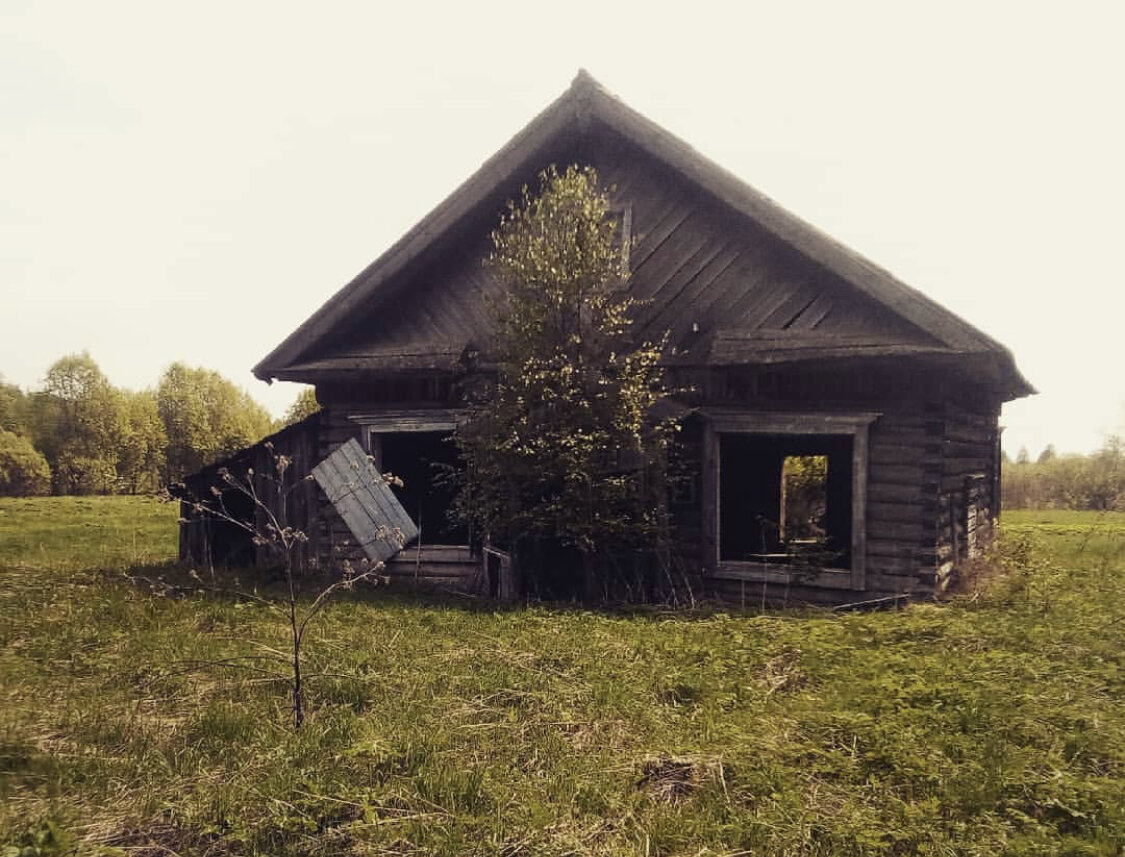 Первый полуразрушенный домик (в поисках находок) 