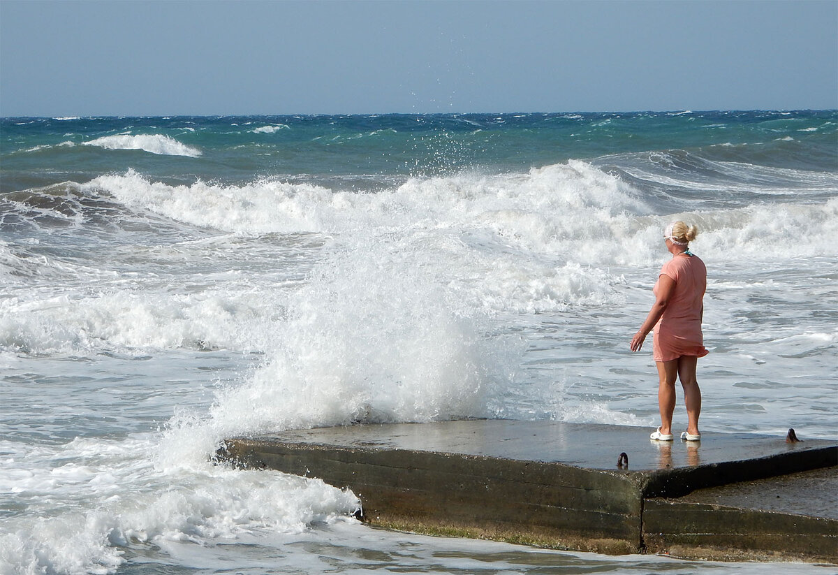 Купаются ли в море. Анапа море шторм. Шторм в Анапе сегодня. Черное море и город Анапа шторм. Шторм в Анапе сейчас.