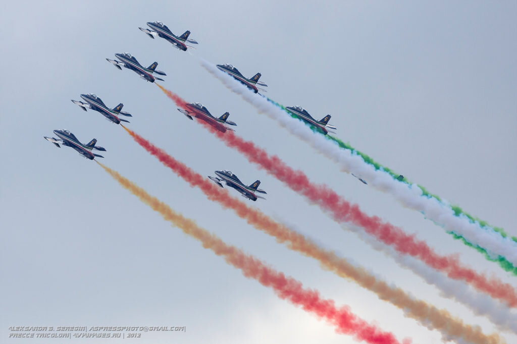     12 августа 2012 года, выступление пилотажной группы « Frecce  Tricolori » на праздновании 100 лет ВВС России (1912-2012) в г.  Жуковском, фотокорреспондент Александр Серёгин (AviaImages.RU,  ASppaImages.COM) | Фототехника Canon 