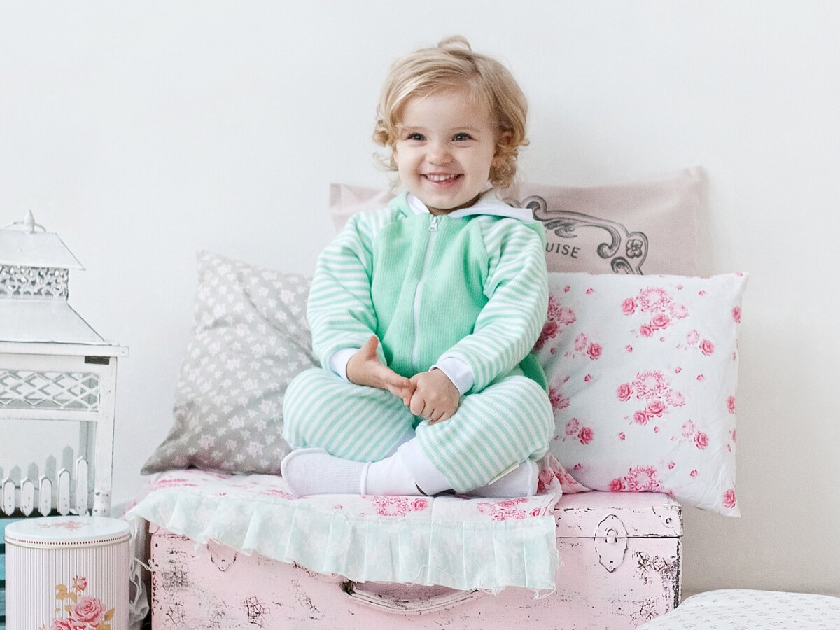 Девочка в комбинезоне из коллекции "Полоски"