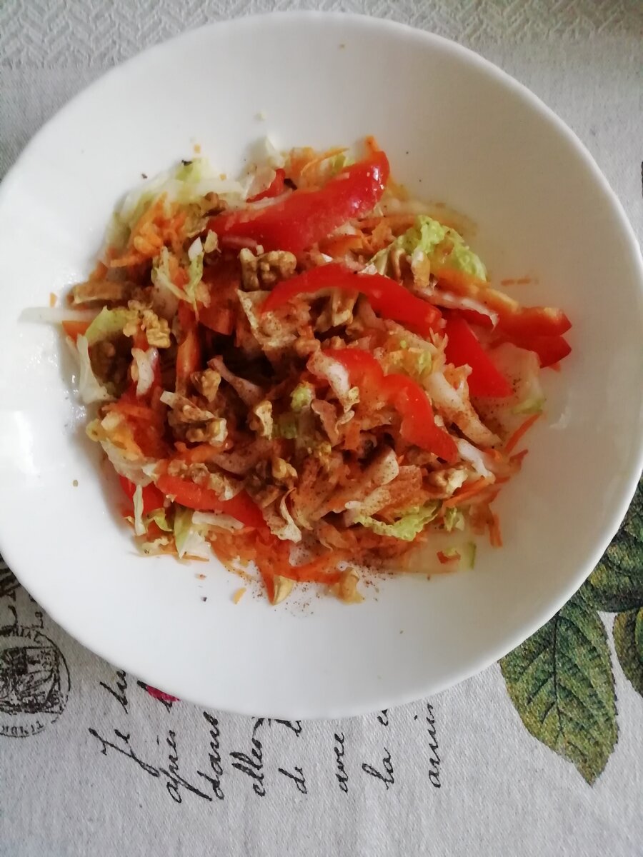 Такой салат сделала себе на завтрак, но можно есть в течении дня и даже на ночь, не боясь поправиться. В нём минимум калорий, но голодным не будешь - овощи и яблоко надолго дают чувство сытости из-за большого содержания клетчатки, орехи и мёд зарядят энергией на целый день. 