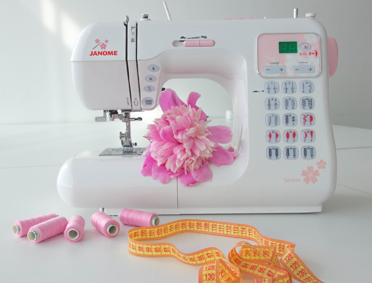 Одна из наших новеньких любимиц - Швейная машинка Джаноме 