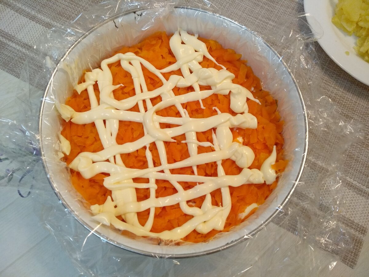 Салат сыр копченый морковь сырая. Сеточка из моркови. Салат Царский с грибами луком морковью. Украшение салатов сеточками из майонеза. Сеточка из майонеза.