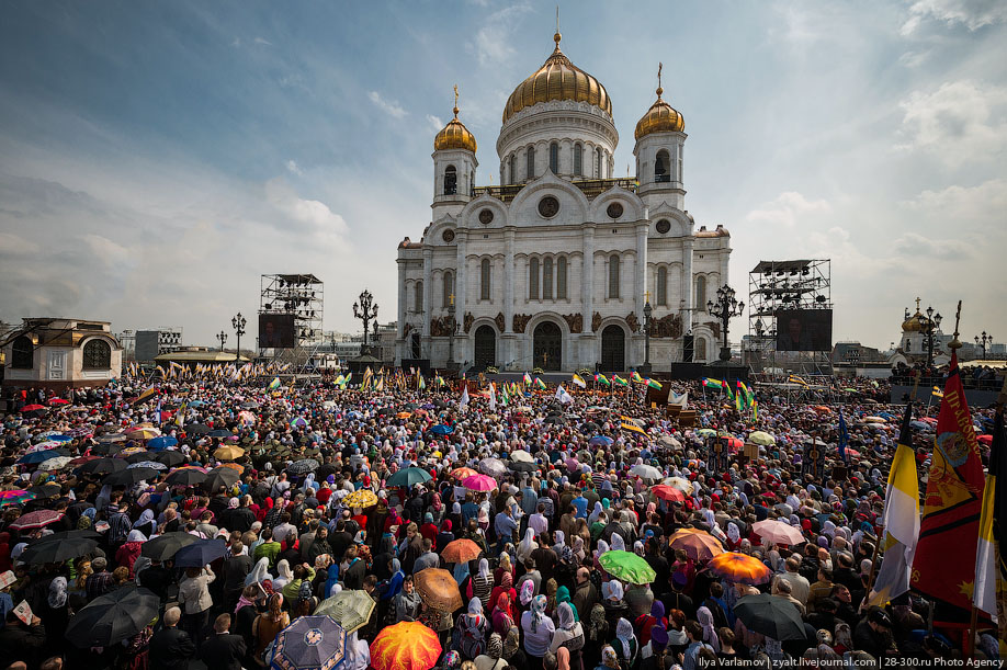 Христиане москвы. Очередь к храму Христа Спасителя к мощам Николая Чудотворца. Крестный ход храм Христа Спасителя. Храм Христа Спасителя-православный храм.. Храма Христа Спасителя в Москве толпа народа в Пасху.