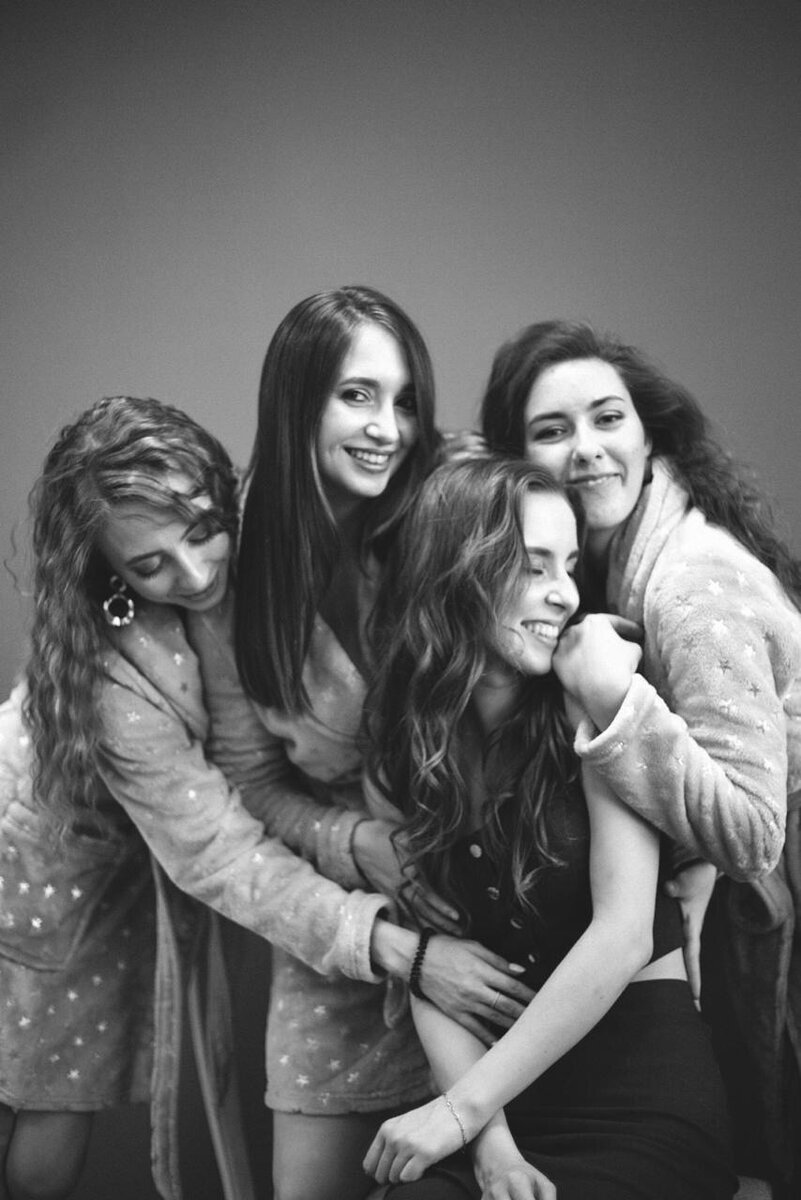 На фото автор канала Мария на фотосессии с сёстрами 