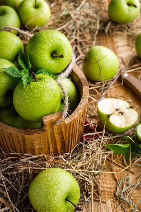 https://cdn.pixabay.com/photo/2017/01/04/19/42/apples-1952999_960_720.jpg