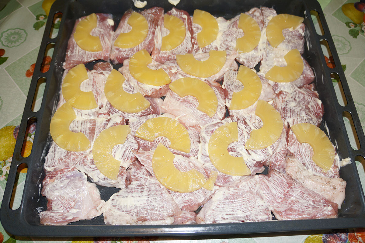 Свиные отбивные с ананасом и сыром в духовке