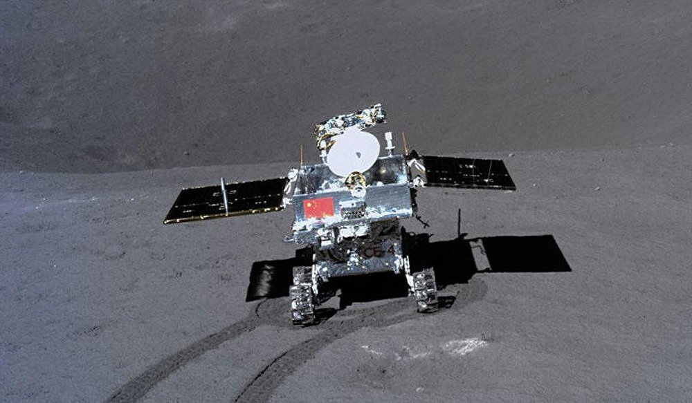 Фото марсохода Yutu-2 на Луне