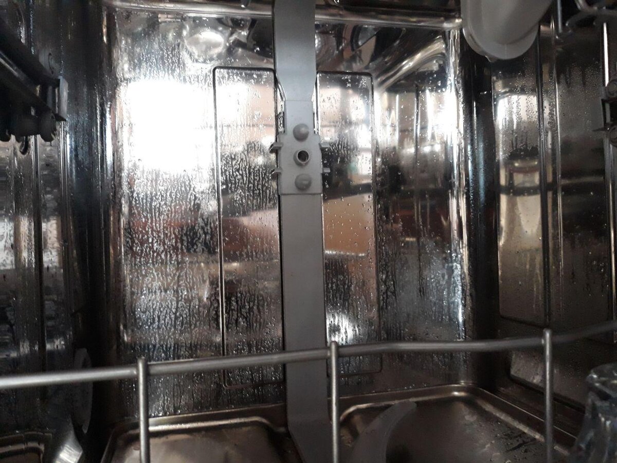 На фото внутренне пространство посудомоечной машины, которая 7 лет работала исключительно на очищенной воде. 