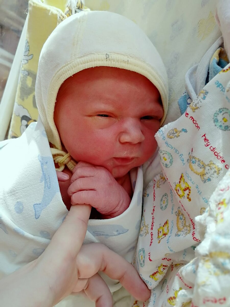 В послеродовой палате через 3 часа после родов. Гномик мой