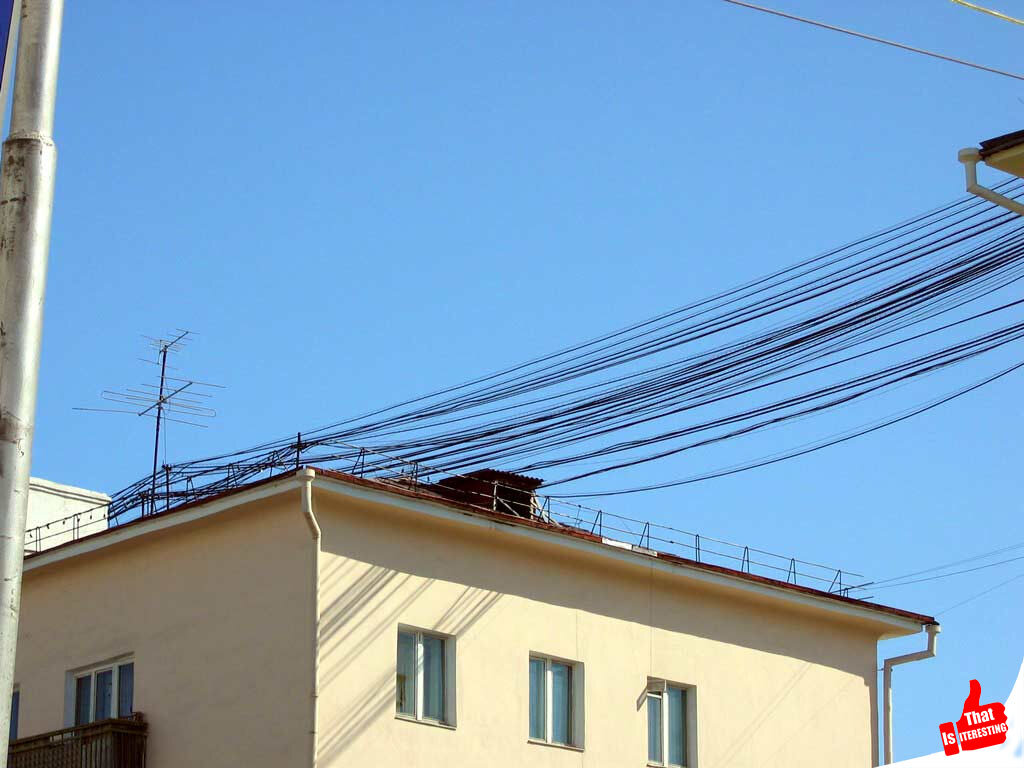 То, что я имею в виду под словосочетанием "Провода между домами".